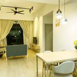 Costa Mahkota Stylish 2-bedroom Pool View 1 Queen & 2 Singles